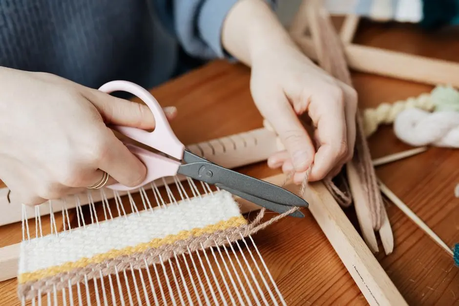 Proses membuat gelang makrame dengan tali katun dan gunting