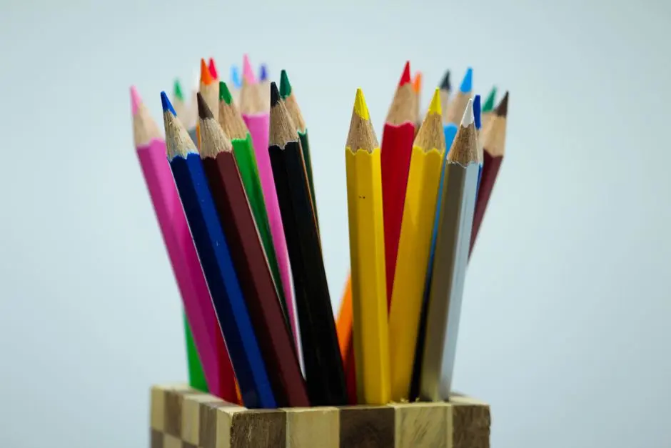 Tempat pensil dari kardus hasil kerajinan rumahan